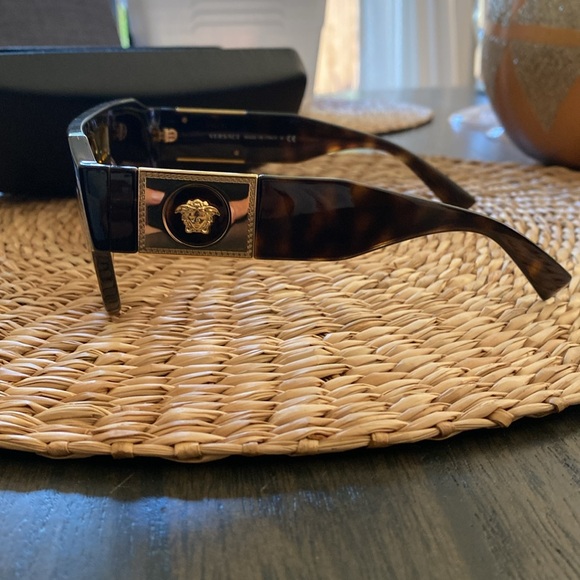 Versace aviator Sunglasses - Picture 2 of 4